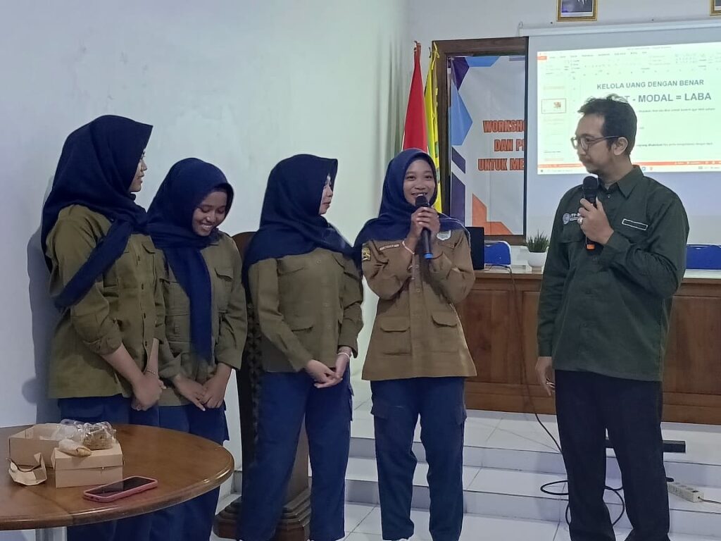 Gambar 2. Presentasi Siswa dari hasil Strategi Pengembangan Pemasaran yang telah dibuat
