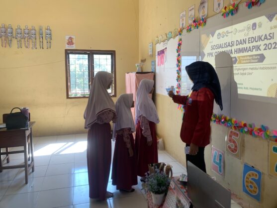 PPK Ormawa Umsida edukasi pemilahan sampah