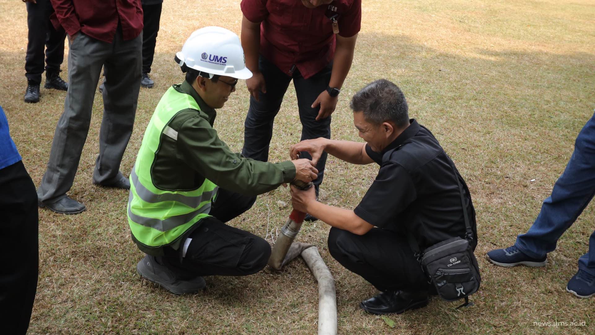 Peserta mencoba memasang peralatan hydrant.