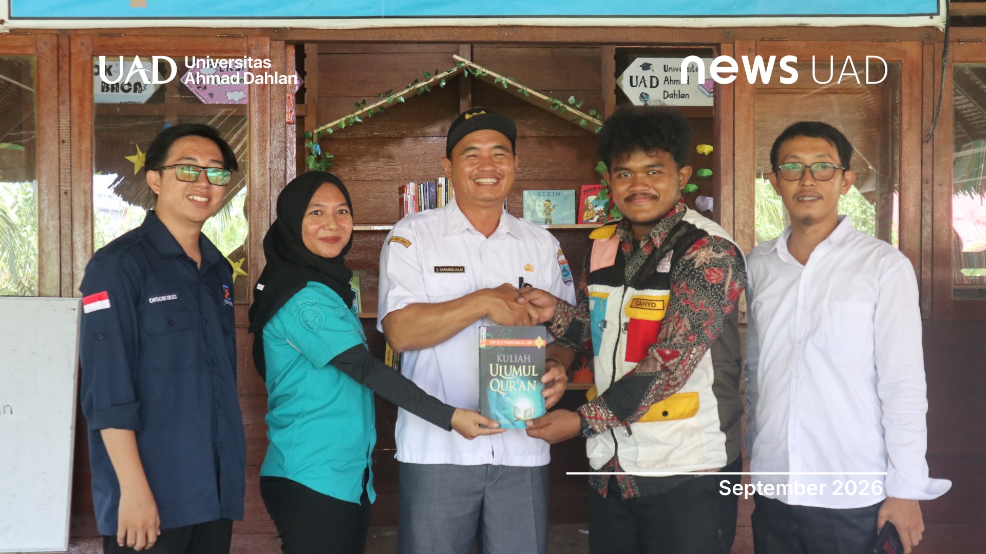 KKN Dahlan Muda Salurkan Hibah Buku di Taman Nasional Siberut