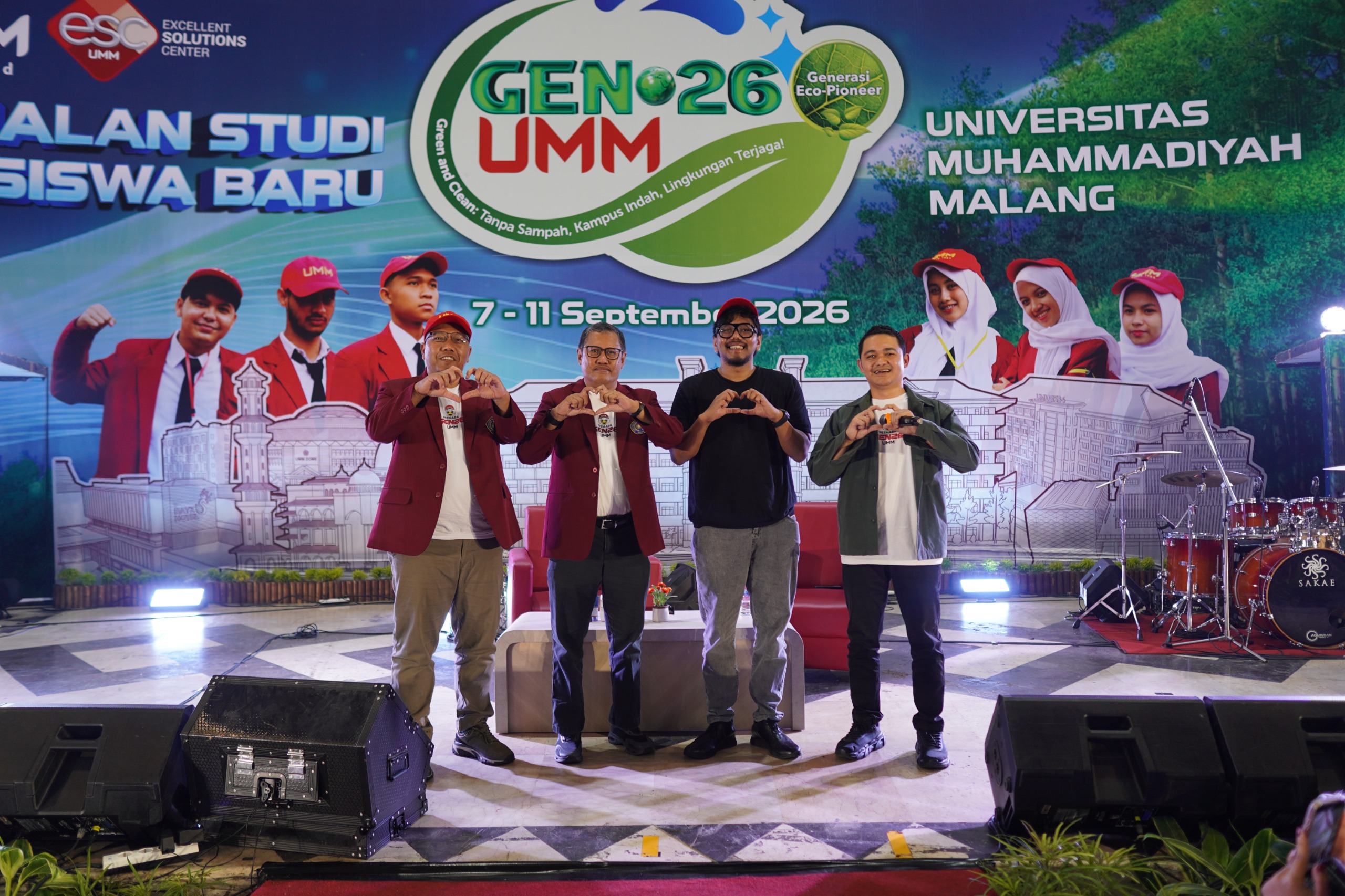 Ferry Irwandi Ajak Mahasiswa Kritis Isu Lingkungan di Penutupan Pesmaba Gen 26 UM