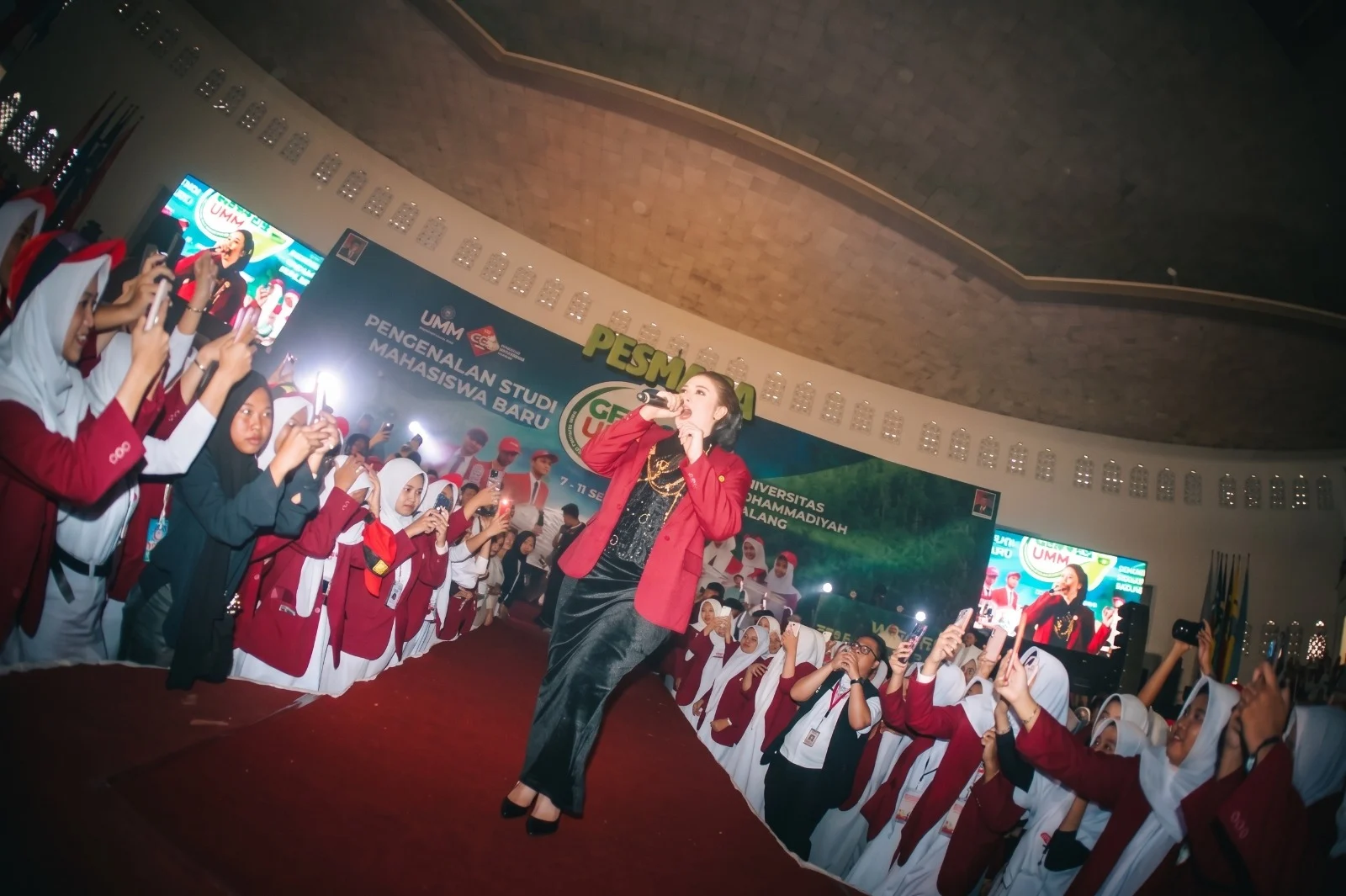 Nyanyi Bareng Gen 26, Niken Salindry Dapat Golden Ticket dari Rektor UMM